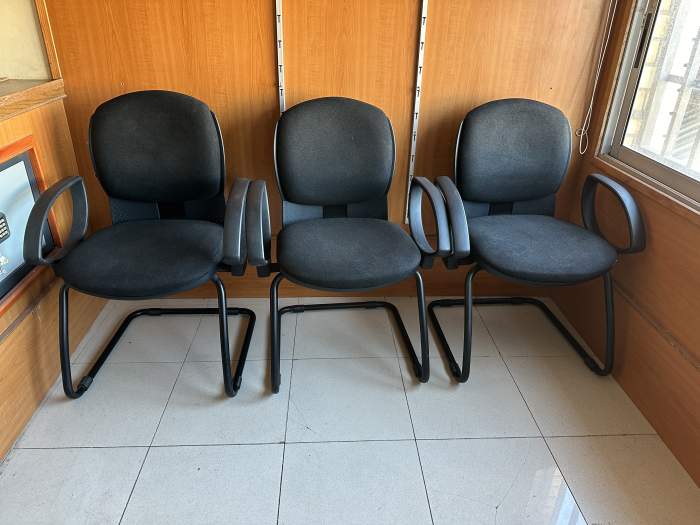 SILLAS DE OFICINA NEGRAS