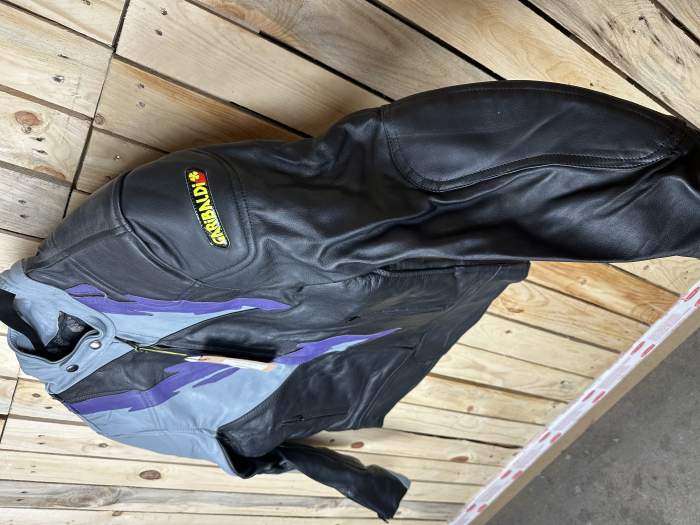 CHAQUETA T-XL MOTO GARIBALDI MORADO