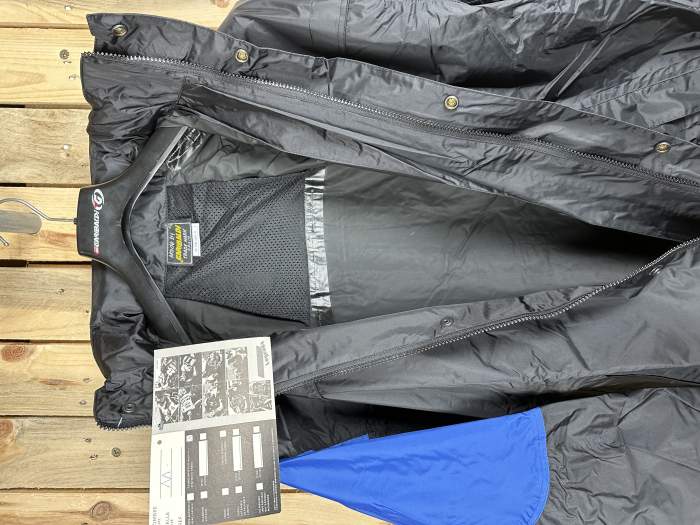 CHAQUETA T-M CORTAVIENTOS IMPERMEABLE AZUL