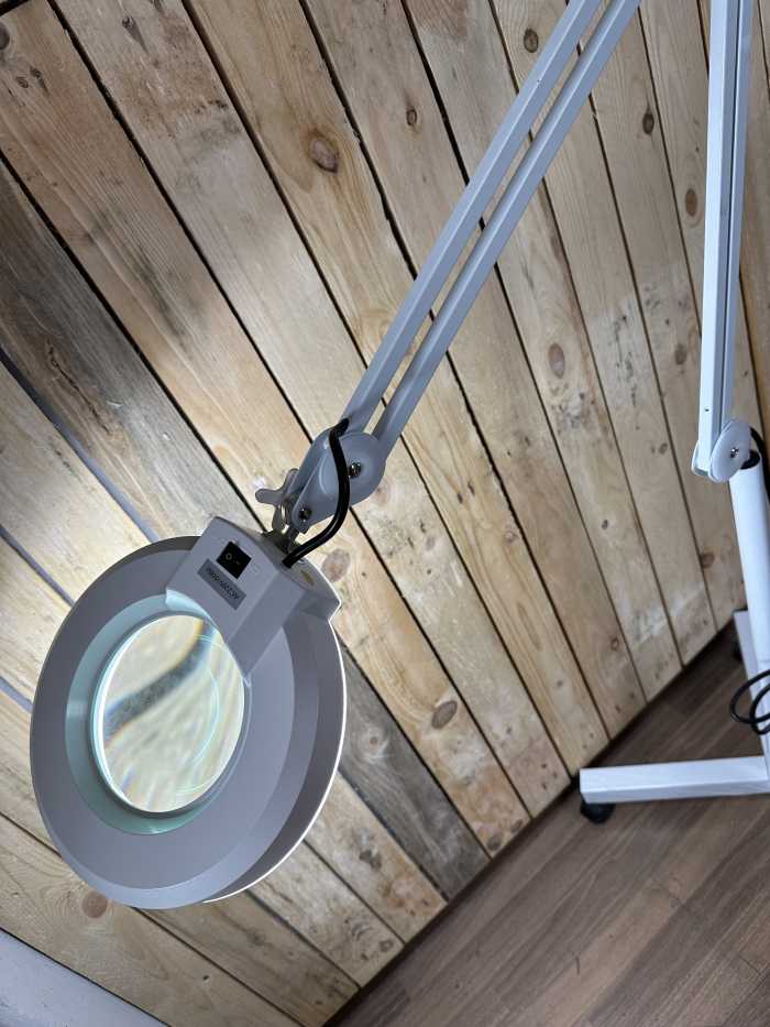 LUPA AUMENTO + LAMPARA LED CON RUEDAS