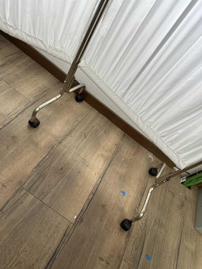 BIOMBO 2 CUERPOS BLANCOS CROMADO CON RUEDAS
