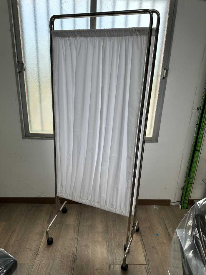 BIOMBO 2 CUERPOS BLANCOS CROMADO CON RUEDAS