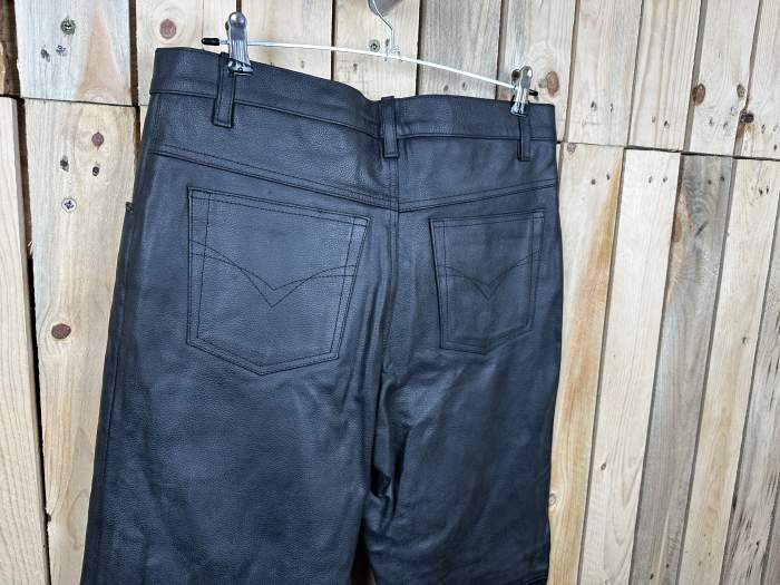 PANTALON DE CUERO NEGRO