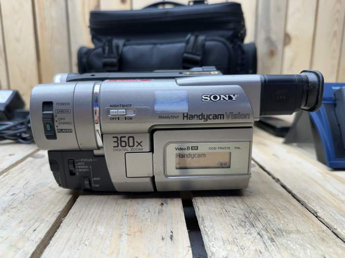 CÁMARA SONY CCD‑TRV57E HANDYCAM + ACCESORIOS - QrBox.es