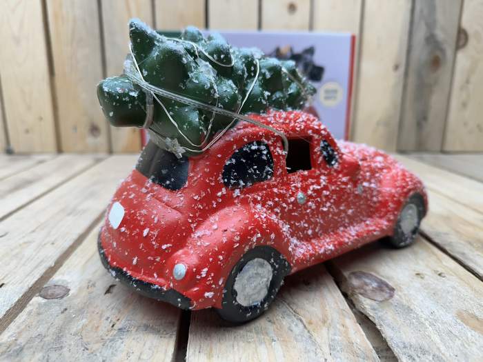 COCHE NAVIDEÑO CON ARBOL ROJO 23CM