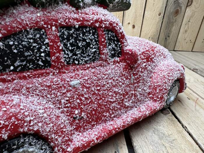 COCHE NAVIDEÑO CON ARBOL ROJO 39CM
