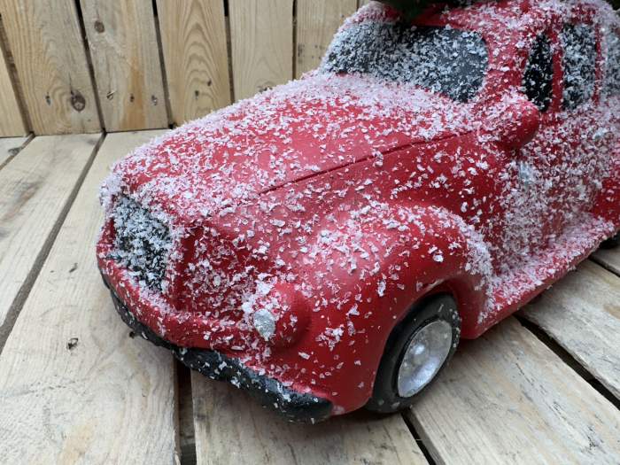 COCHE NAVIDEÑO CON ARBOL ROJO 39CM