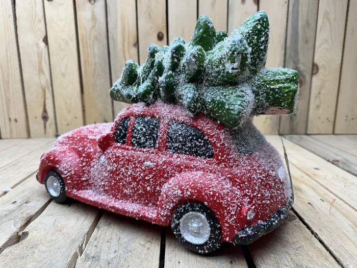COCHE NAVIDEÑO CON ARBOL ROJO 39CM