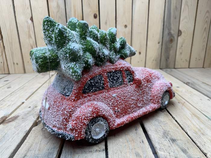 COCHE NAVIDEÑO CON ARBOL ROJO 39CM