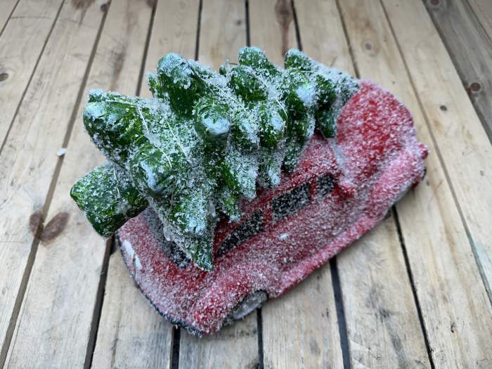 COCHE NAVIDEÑO CON ARBOL ROJO 39CM