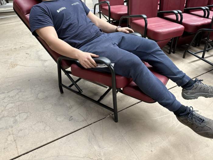 BUTACA RECLINABLE CON REPOSAPIES - QrBox.es