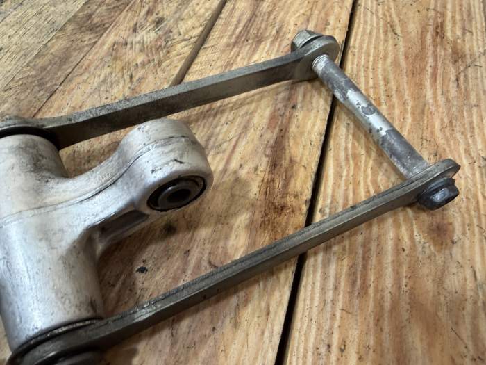 BIELETA SUSPENSION TRAS. SUZUKI BANDIT 650 2006