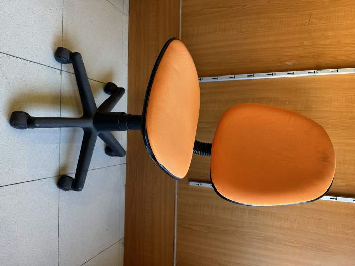 SILLA DE OFICINA CON RUEDAS NARANJA - QrBox.es