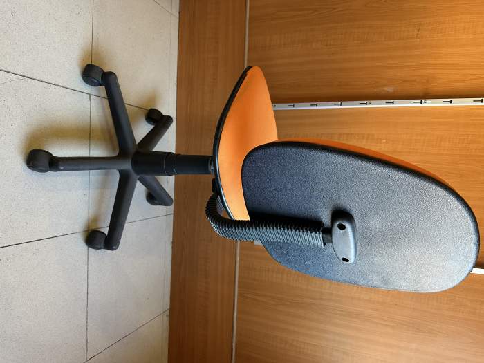 SILLA DE OFICINA CON RUEDAS NARANJA - QrBox.es
