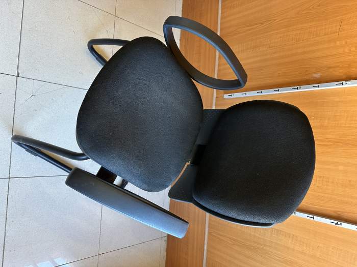 SILLAS DE OFICINA NEGRAS