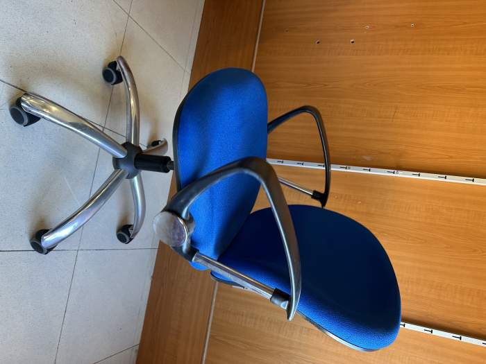 SILLA DE OFICINA CON RUEDAS AZUL 1
