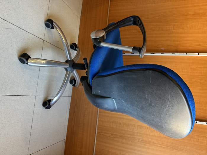 SILLA DE OFICINA CON RUEDAS AZUL 1