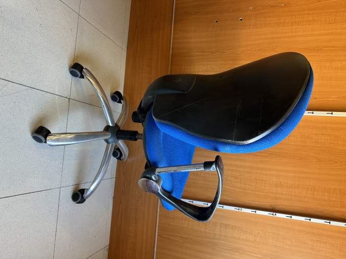 SILLA DE OFICINA CON RUEDAS AZUL 1