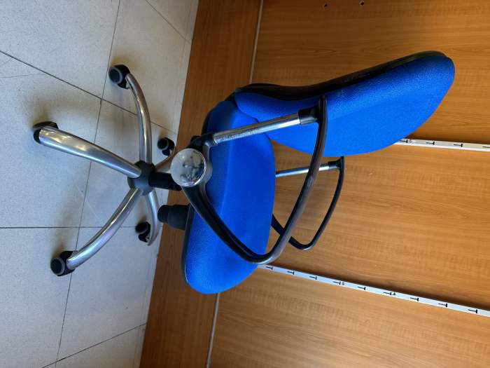 SILLA DE OFICINA CON RUEDAS AZUL 1