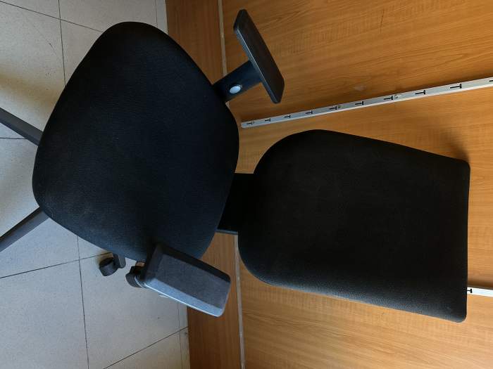 SILLA DE OFICINA CON RUEDAS NEGRA