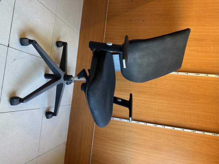 SILLA DE OFICINA CON RUEDAS NEGRA