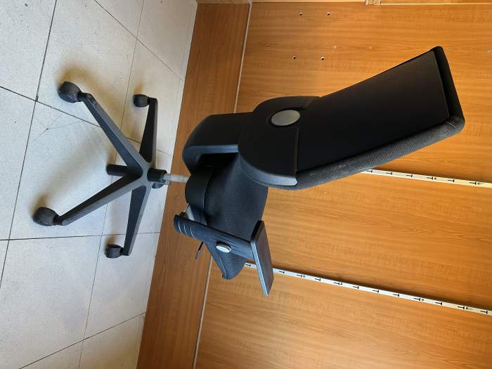 SILLA DE OFICINA CON RUEDAS NEGRA