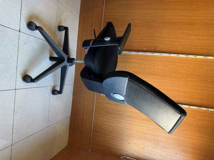 SILLA DE OFICINA CON RUEDAS NEGRA