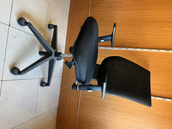 SILLA DE OFICINA CON RUEDAS NEGRA