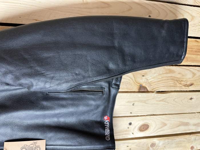 CHAQUETA T-M DE CUERO NEGRO GARIBALDI 2