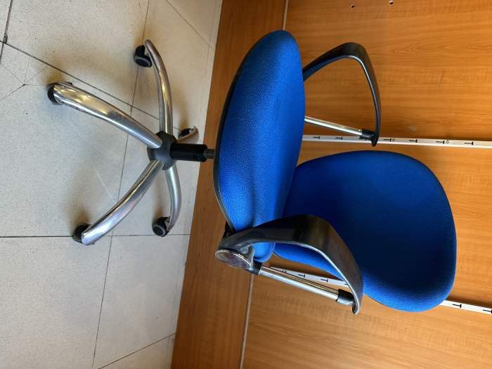 SILLA DE OFICINA CON RUEDAS AZUL 1