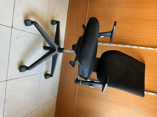 SILLA DE OFICINA CON RUEDAS NEGRA
