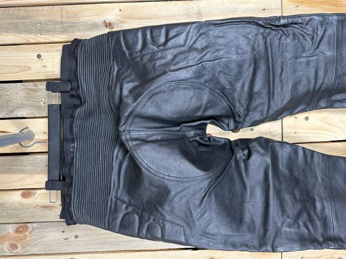 PANTALON T-M DE CUERO PARA MOTO GARIBALDI 3
