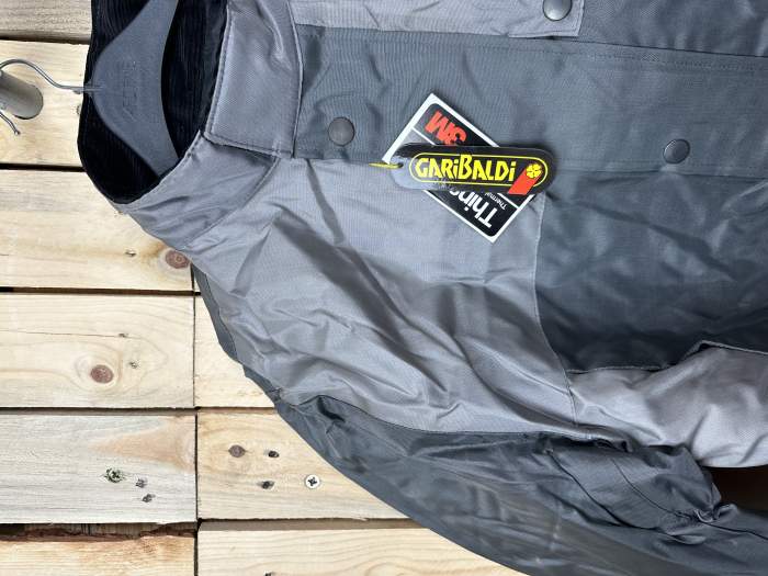 CHAQUETA T-M GARIBALDI IMPERMEABLE GRIS OSCURO