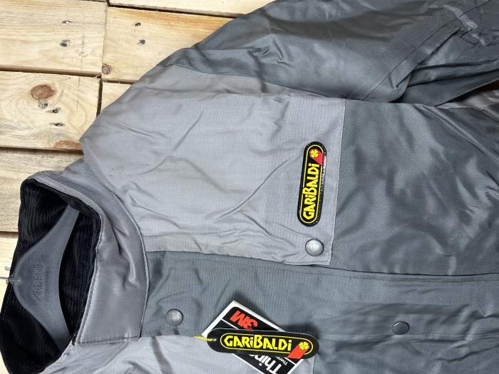 CHAQUETA T-M GARIBALDI IMPERMEABLE GRIS OSCURO