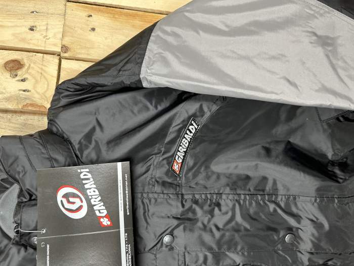 CHAQUETA T-M IMPERMEABLE GARIBALDI GRIS