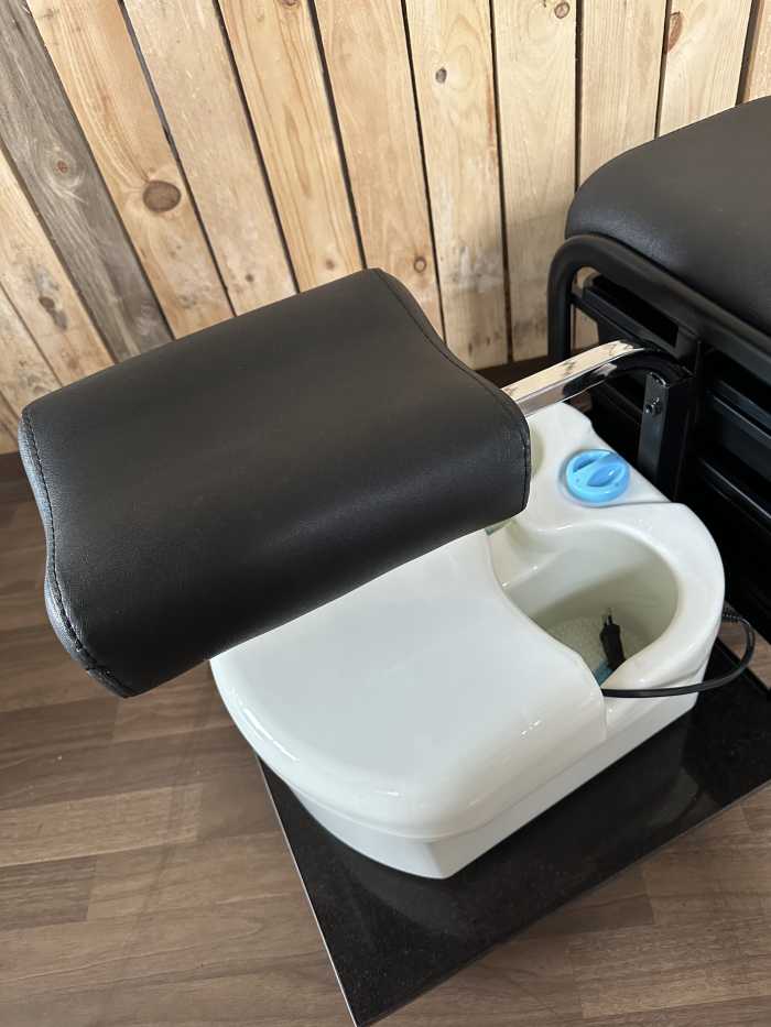 TABURETE CON BANDEJAS Y MAQUINA DE PEDICURA