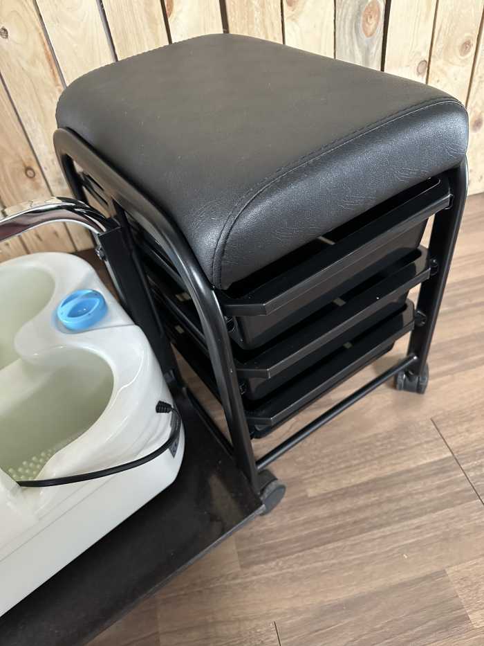 TABURETE CON BANDEJAS Y MAQUINA DE PEDICURA