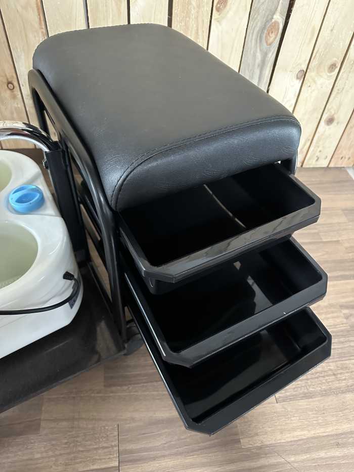 TABURETE CON BANDEJAS Y MAQUINA DE PEDICURA
