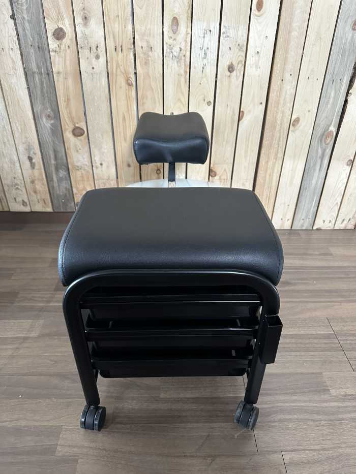 TABURETE CON BANDEJAS Y MAQUINA DE PEDICURA
