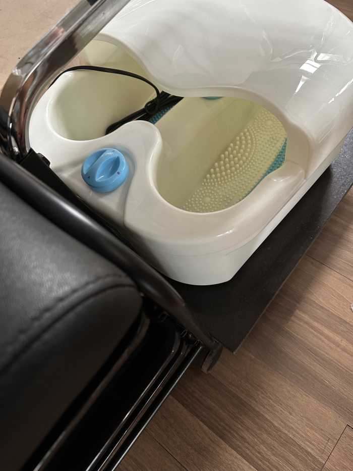 TABURETE CON BANDEJAS Y MAQUINA DE PEDICURA