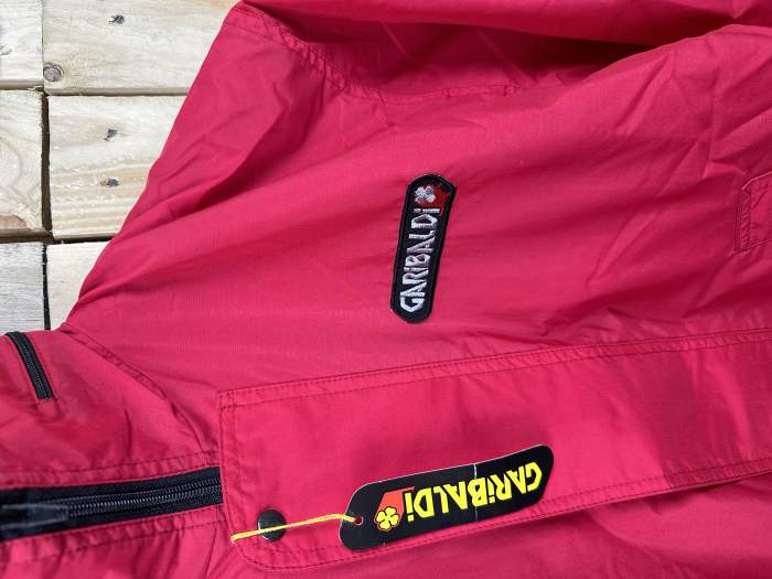 CHAQUETA T-S CHUBASQUERO GARIBALDI ROJO 44