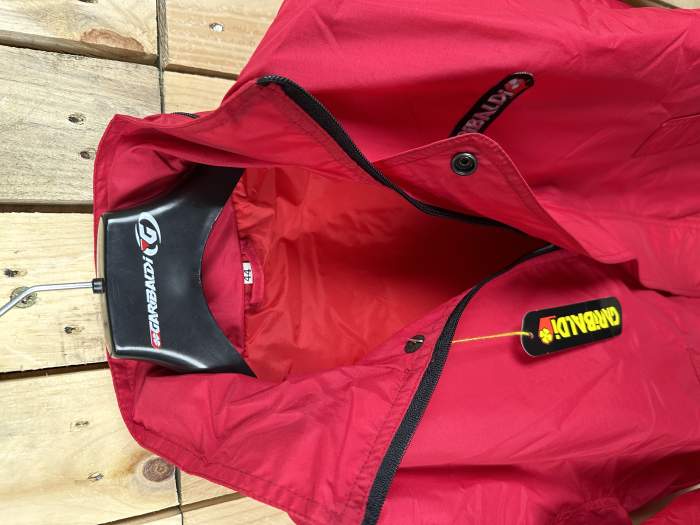 CHAQUETA T-S CHUBASQUERO GARIBALDI ROJO 44