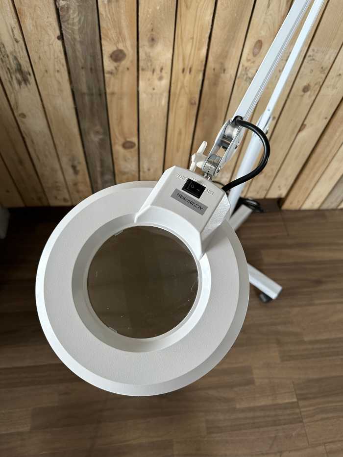 LUPA AUMENTO + LAMPARA LED CON RUEDAS - QrBox.es
