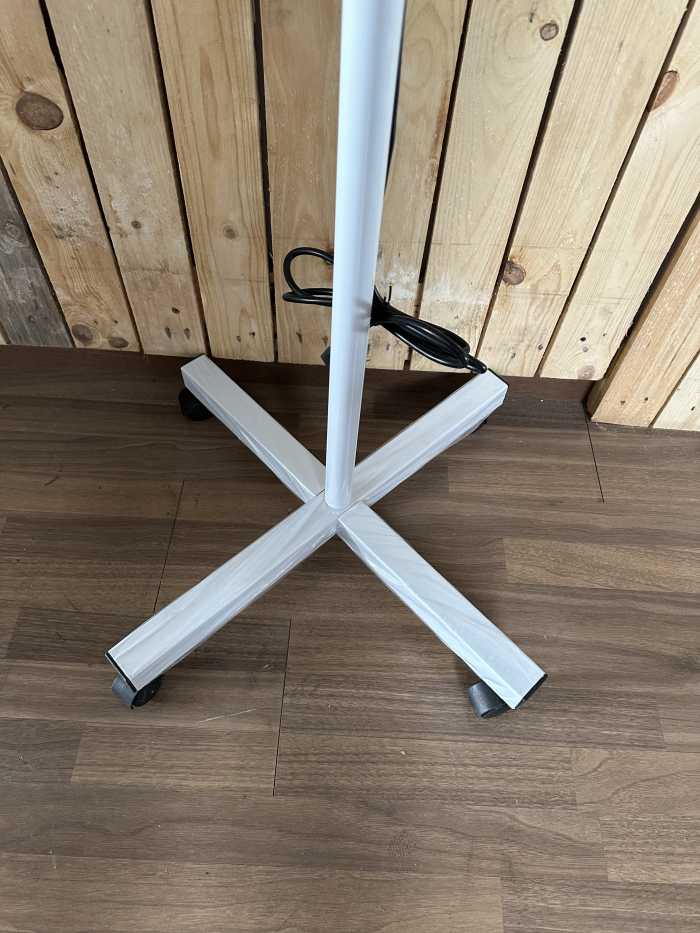 LUPA AUMENTO + LAMPARA LED CON RUEDAS - QrBox.es