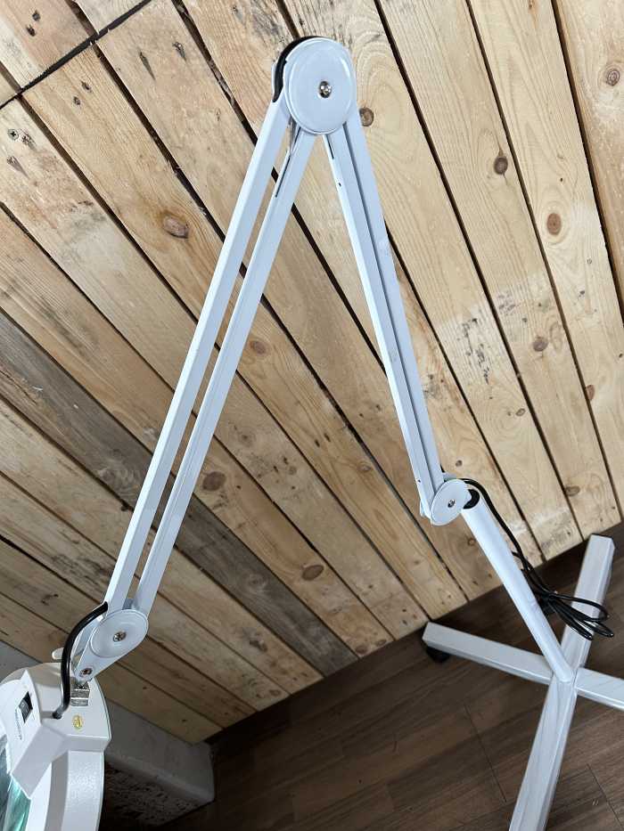 LUPA AUMENTO + LAMPARA LED CON RUEDAS - QrBox.es