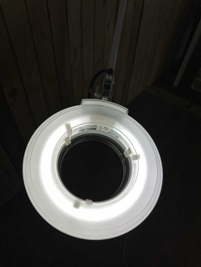 LUPA AUMENTO + LAMPARA LED CON RUEDAS - QrBox.es