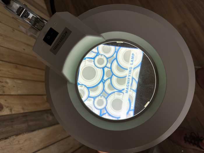 LUPA AUMENTO + LAMPARA LED CON RUEDAS - QrBox.es