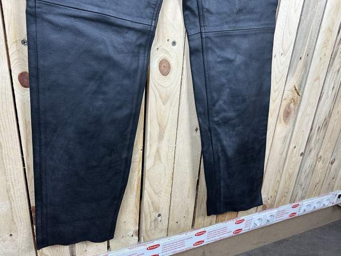 PANTALON T-M DE CUERO NEGRO