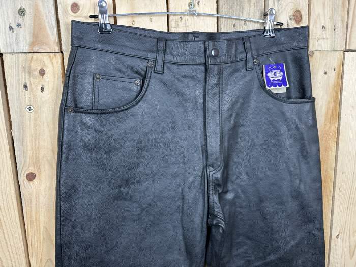 PANTALON T-M DE CUERO NEGRO