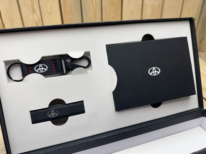 CAJA DE BIENVENIDA TOYOTA C-HR SPORT